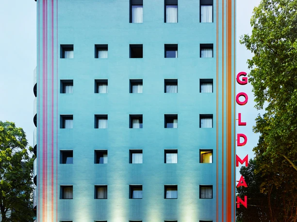 25hours Hotel the Goldman - Außenansicht des 25hours Hotel Außenansicht des 25hours Hotel The Goldman mit türkisfarbener Fassade und rotem Schriftzug.