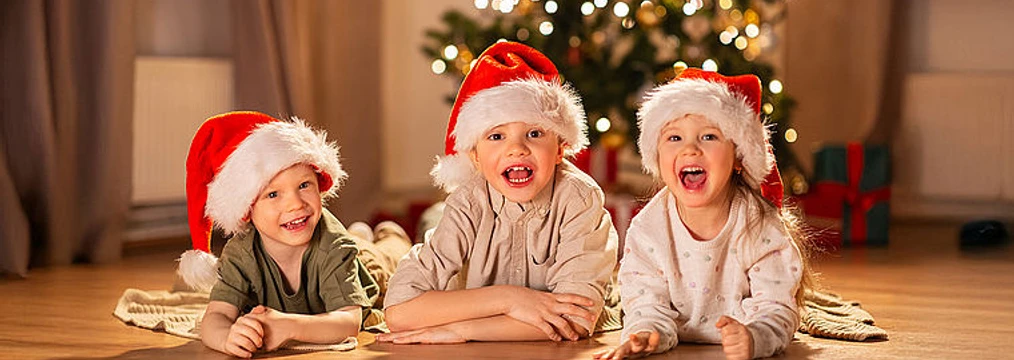 selected_csm_cropmiddle_Ihr_Kinderlein_kommet_gluckliche-kinder-mit-weihnachtsmannshuten-zu-weihnachten-zu-hause_4278713737.jpg