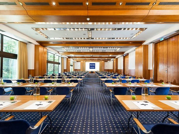 Dorint Hotel Main Taunus Zentrum - conference room Large conference hall with row seating, wood accents and big screen