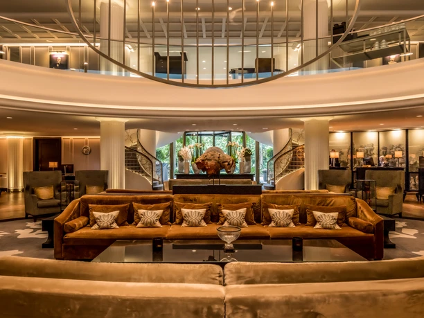 Sofitel Frankfurt Opera - Lobby Edle Hotellobby mit Lounge-Sofas, Doppeltreppe und stilvoller Beleuchtung