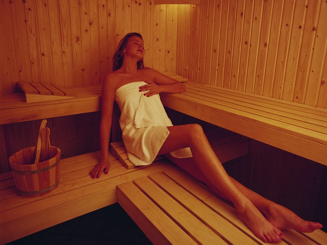 Frau beim saunieren