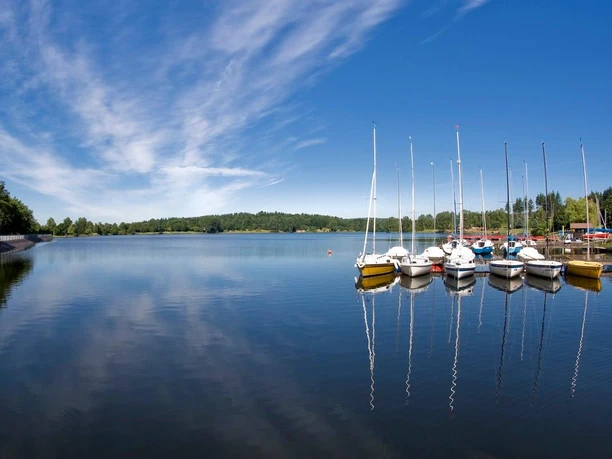 Stausee-Losheim-mit-Segelhafen