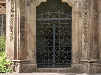 Wir zeigen Ihnen die alten Gruftgebäude auf dem Fr