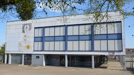 Aula des Gymnasiums SZ-Bad_HD_16zu9.JPG Außenansicht der Aula in Salzgitter-Bad mit heller Fassade und großen Fensterfronten.