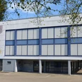 Aula des Gymnasiums SZ-Bad_HD_16zu9.JPG Außenansicht der Aula in Salzgitter-Bad mit heller Fassade und großen Fensterfronten.