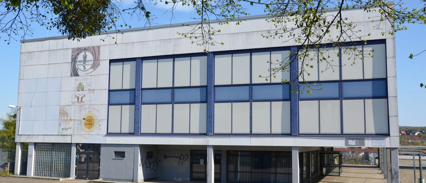Aula des Gymnasiums SZ-Bad_HD_16zu9.JPG Außenansicht der Aula in Salzgitter-Bad mit heller Fassade und großen Fensterfronten.