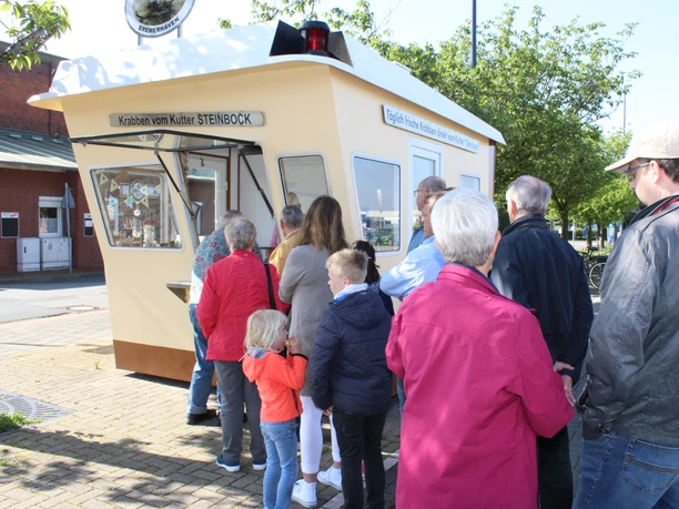 IMG_4430 (c) Tanja Mehl_Erlebnis Bremerhaven.JPG Menschen warten an einem Verkaufsstand in Schiffsform auf frisch gekochte Krabben in Bremerhaven.