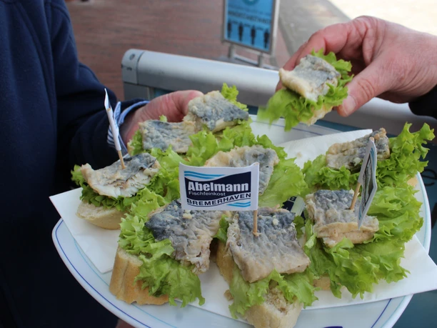 Fisch-Happen-Tour IMG_9045 (c) Tanja Mehl_Erlebnis Bremerhaven.JPG Kleine Fischhäppchen auf Brot mit Salatblättern auf einem Teller, serviert von Abelmann Fischfeinkost.