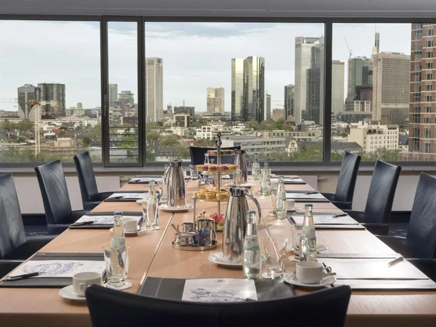 Maritim Hotel Frankfurt - Tagungsraum Konferenzraum mit großer Tafel und Blick auf die Frankfurter Skyline