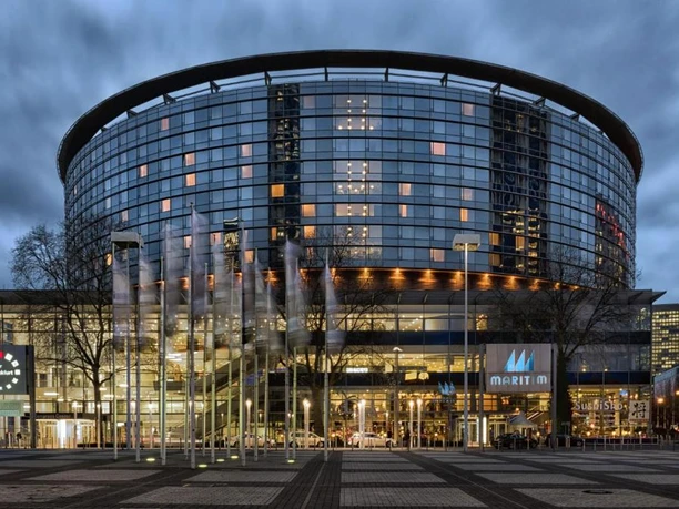 Maritim Hotel Frankfurt - Außenansicht Beleuchtete Glasfassade des Maritim Hotels Frankfurt bei Abendstimmung