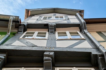 Das Schmale Haus Fachwerkhaus aus dem Jahr 1751 in Wolfenbüttel mit grauen und weißen Holzbalkenfassaden