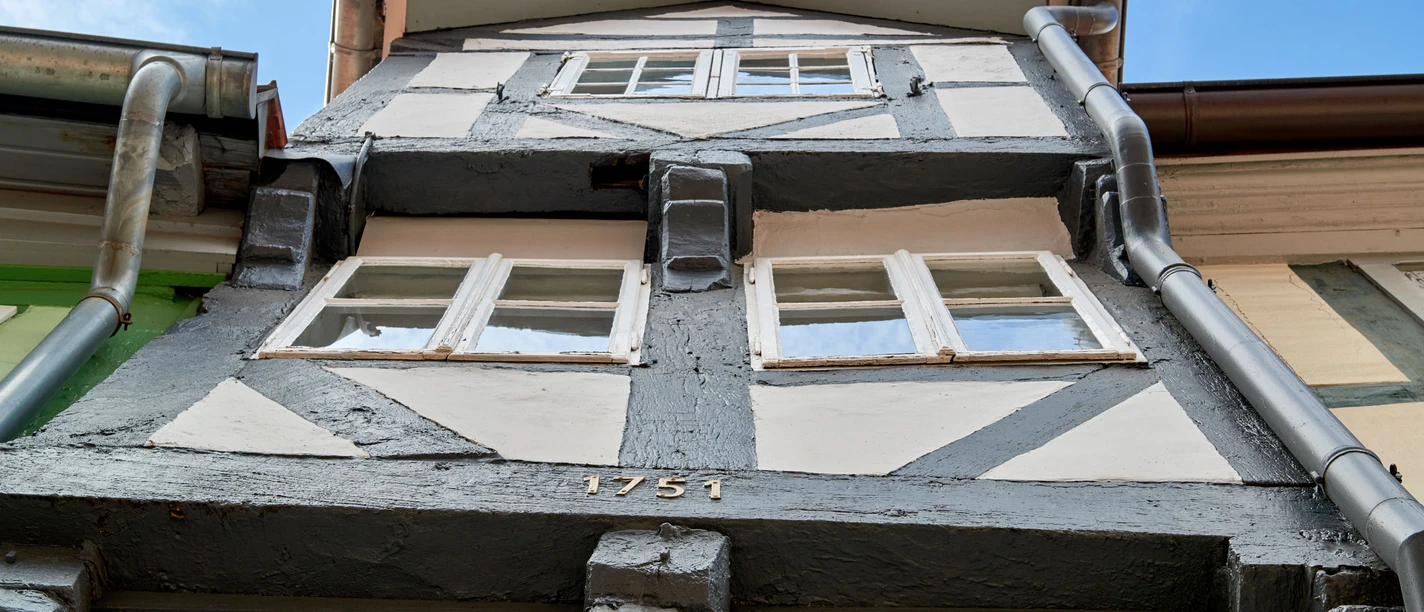 Das Schmale Haus Fachwerkhaus aus dem Jahr 1751 in Wolfenbüttel mit grauen und weißen Holzbalkenfassaden