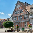 Fachwerkhäuser in Wolfenbüttel Historische Fachwerkhäuser am Stadtmarkt von Wolfenbüttel bei sonnigem Wetter und blauem Himmel.