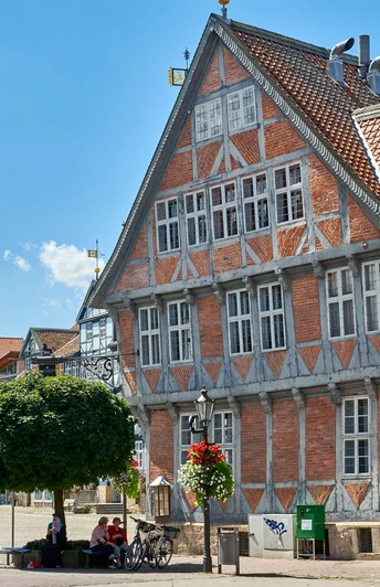 Fachwerkhäuser in Wolfenbüttel Historische Fachwerkhäuser am Stadtmarkt von Wolfenbüttel bei sonnigem Wetter und blauem Himmel.