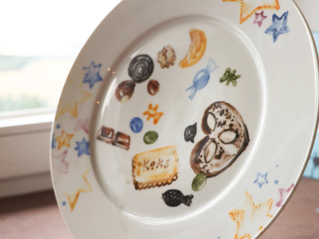 IMG_8214-2.jpg weißer Porzellanteller mit Keksmotiven