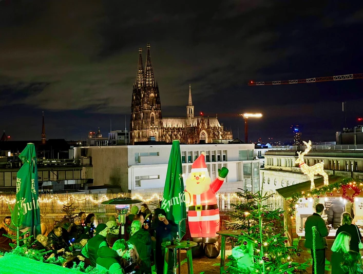 Kölns höchster Weihnachtsmarkt auf der SonnenscheinEtage Ein festlich beleuchteter Weihnachtsmarkt auf einer Dachterrasse in Köln mit Blick auf den Dom.A festively illuminated Christmas market on a roof terrace in Cologne with a view of the cathedral.