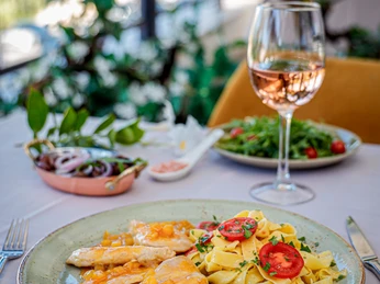 Delicious pasta with cherry tomatoes and chicken Delicious pasta with cherry tomatoes and chicken