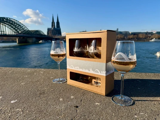 Skyline wine glasses Weingläser mit Kölner Skyline-Design vor dem Rhein und dem Kölner Dom.Wine glasses with Cologne skyline design in front of the Rhine and Cologne Cathedral.