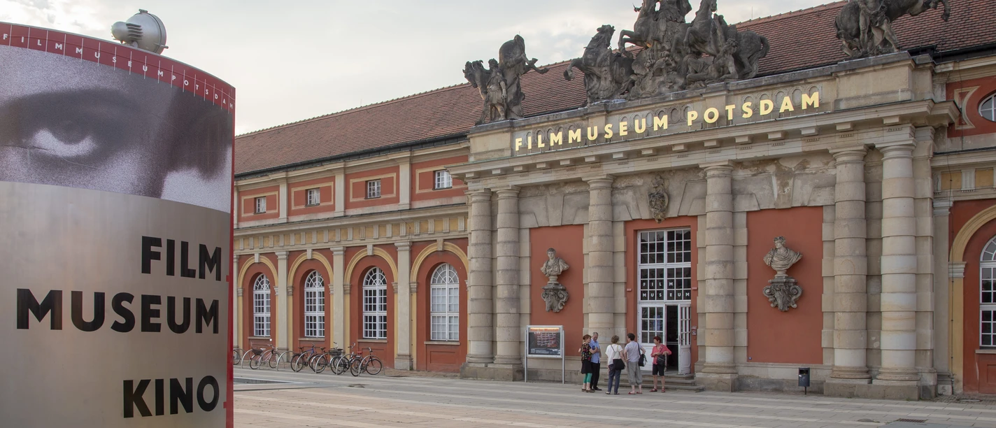 Filmmuseum Blick auf die Außenfassade des Filmmuseums Potsdam