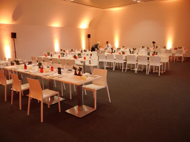 Frankfurter Kunstverein - Conference room Event hall with set dinner tables and warm ambient lighting