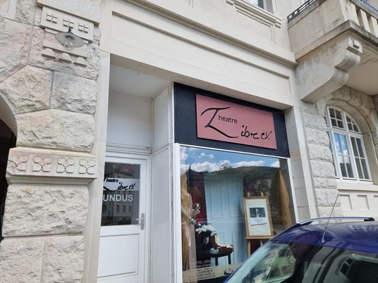 Theatre Libre Hausfassade mit Eingang ins Theater.