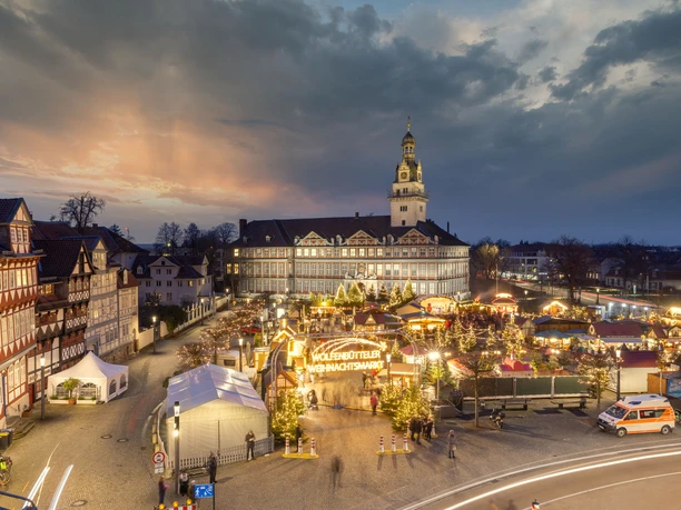 WF-Weihnachtsmarkt-von oben 08.jpg Luftaufnahme des festlich beleuchteten Wolfenbütteler Weihnachtsmarkts vor dem historischen Schloss.