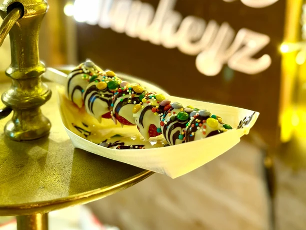 Ein kreatives Dessert mit bunten Streuseln auf dem Weihnachtsmarkt.