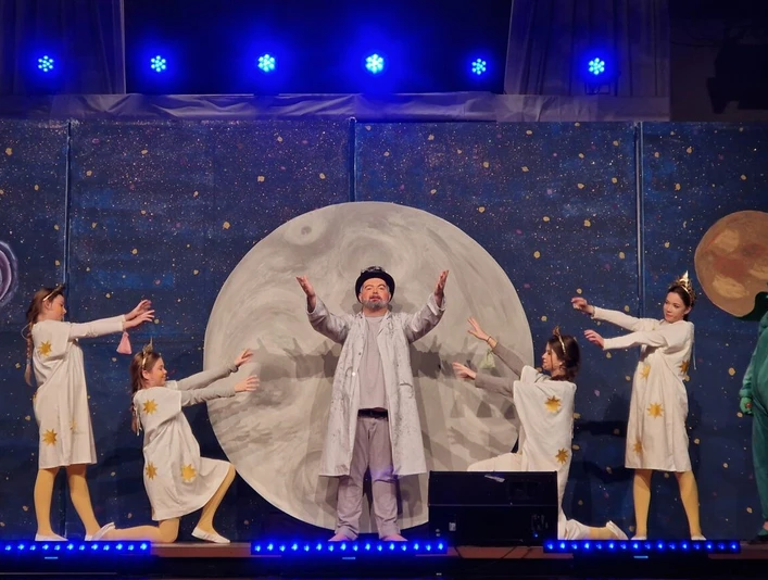 Sie sehen das Wehlheider Hoftheater proben.