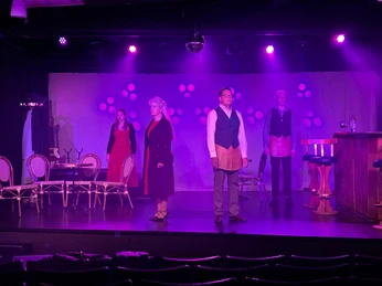 Produktionsfoto vom Wehlheider Hoftheater Sie sehen die Schauspieler proben für eine Vorstellung.