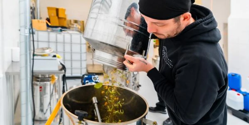 Destillateur bei der Arbeit