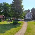 Parkanlage Dorfplatz Verlar Fachwerkhaus und grüne Parkanlage in Verlar bei Sonnenschein