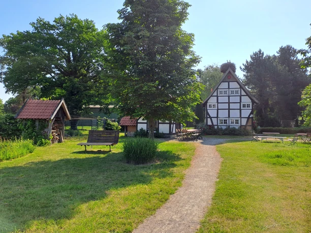 Parkanlage Dorfplatz Verlar Fachwerkhaus und grüne Parkanlage in Verlar bei Sonnenschein
