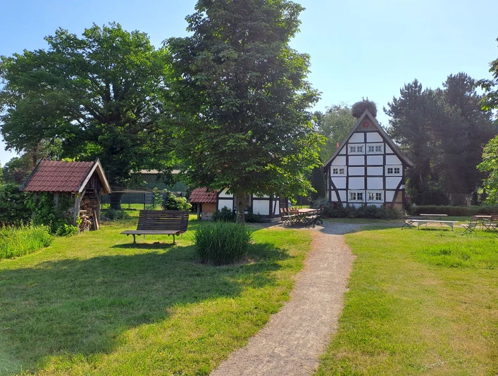 Parkanlage Dorfplatz Verlar Fachwerkhaus und grüne Parkanlage in Verlar bei Sonnenschein