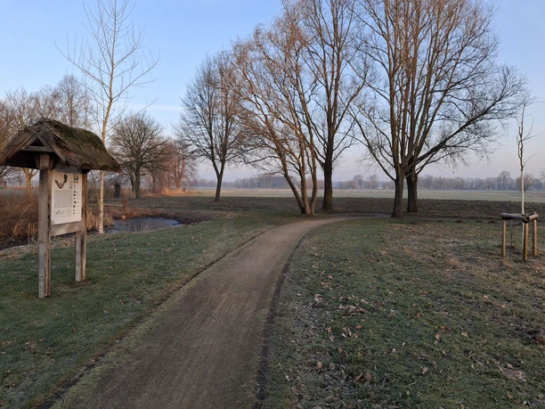Parkanlage Dorfplatz Verlar Gehweg Parkanlage Verlar am Morgen