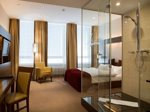 Flemings Selection Hotel Frankfurt-City - Hotel rooms Hotel room Modern room with open, glass shower and elegant design