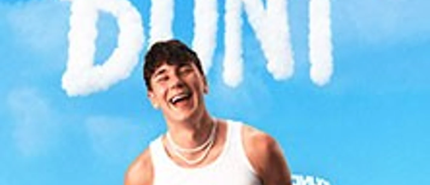 Lachende Person vor blauem Himmel mit wolkenförmigem Schriftzug BUNT über dem Kopf