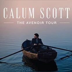 Person im Ruderboot auf Wasser bei Abendlicht mit Text CALUM SCOTT – THE AVENOIR TOUR