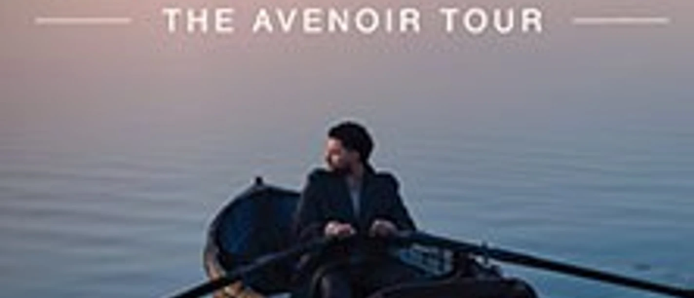 Person im Ruderboot auf Wasser bei Abendlicht mit Text CALUM SCOTT – THE AVENOIR TOUR