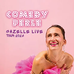Lächelnde Person in pinkem Tüll vor rosa Hintergrund mit Schriftzug Comedy Perle 2026