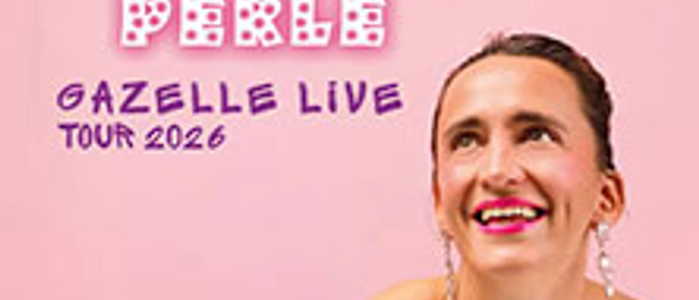 Lächelnde Person in pinkem Tüll vor rosa Hintergrund mit Schriftzug Comedy Perle 2026