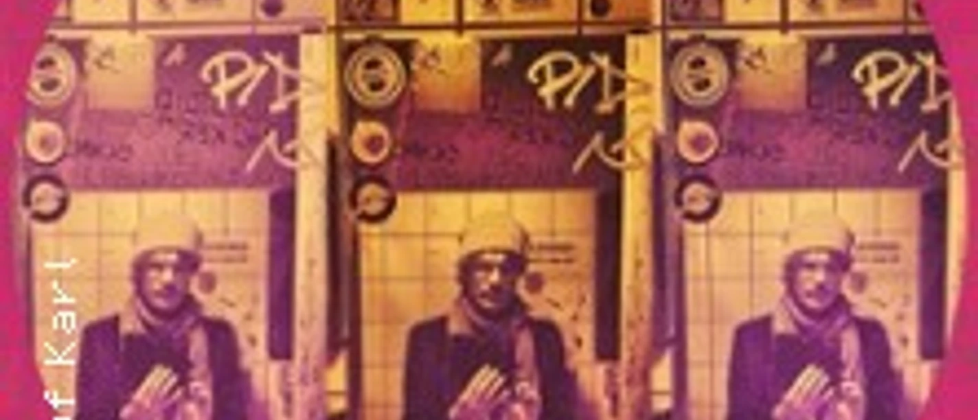 Mehrfach angeordnete Poster mit einer Person vor stark verfremdetem Hintergrund