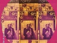 Mehrfach angeordnete Poster mit einer Person vor stark verfremdetem Hintergrund