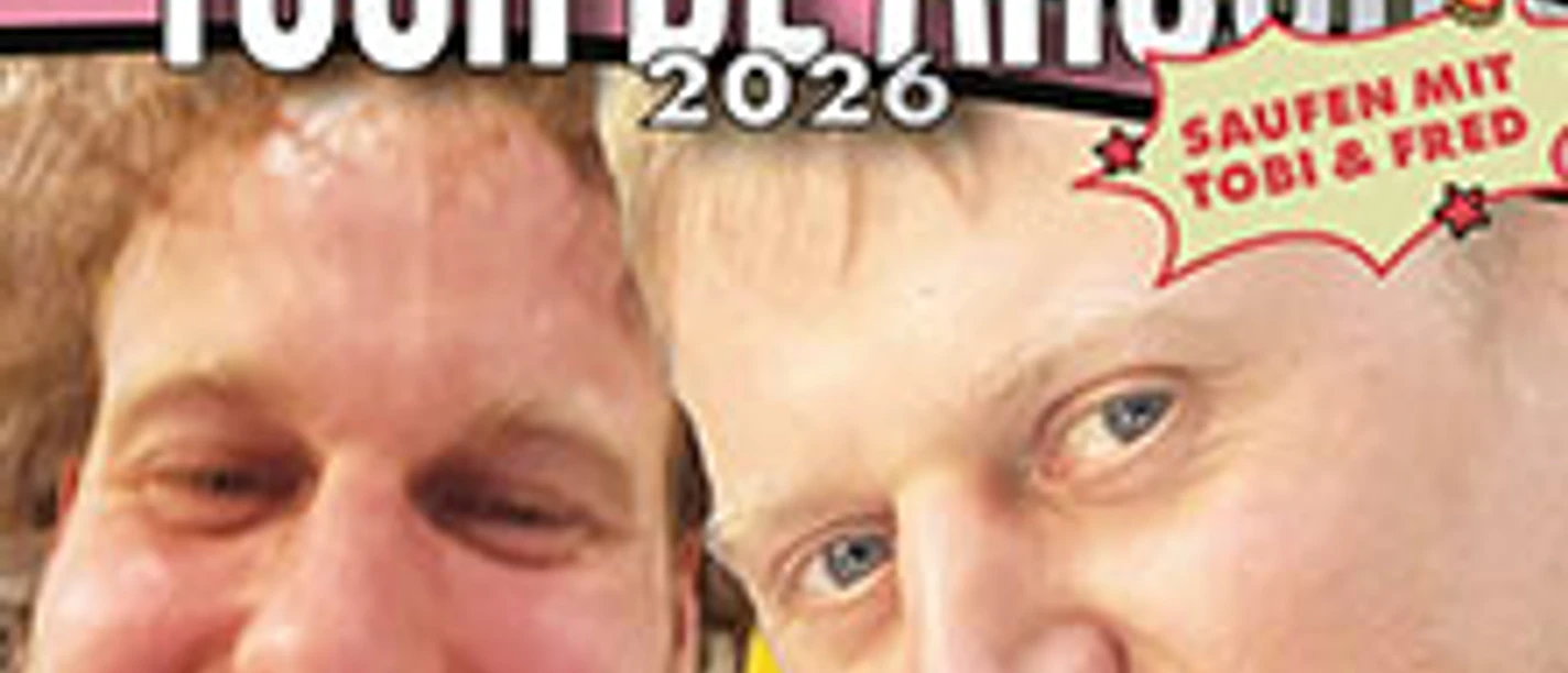 Zwei Männer vor buntem Schriftzug einer Tour-de-Arsch-2026-Werbegrafik