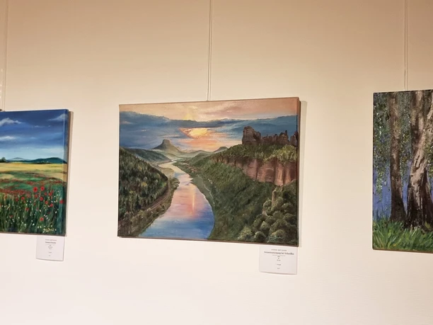 Wilde Schönheit - Malerei aus der Sächsischen Schweiz, Ausstellung in Gohrisch Gemalte Bilder der Sächsischen Schweiz an der Wand.