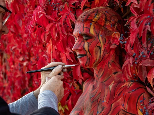 NATUREART Bodypainting MakingOf REDCOLOURWALL (Bodypaintmodell: Christina / Projektfotograf: A. Grosse-Strangmann) NATUREART Bodypainting MakingOf REDCOLOURWALL (Bodypaintmodell: Christina / Projektfotograf: A. Grosse-Strangmann)
