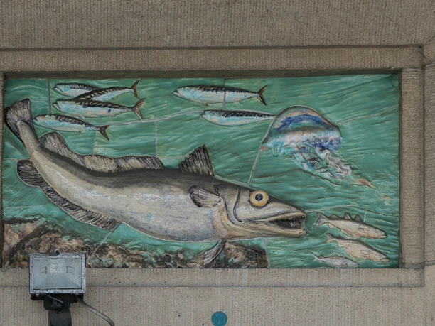 M3399 (c) Helmut Gross_Erlebnis Bremerhaven.jpg Relief mit Meeresmotiven, zeigt Fische, eine Qualle und Pflanzen in türkisgrüner Wasserlandschaft.