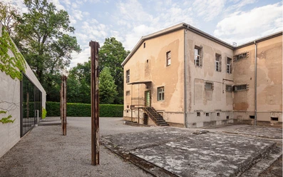Gedenkstätte Leistikowstraße: Besucherzentrum und Innenhof des ehemaligen Gefängnisgebäudes Gedenkstätte Leistikowstraße: Besucherzentrum und Innenhof des ehemaligen Gefängnisgebäudes
