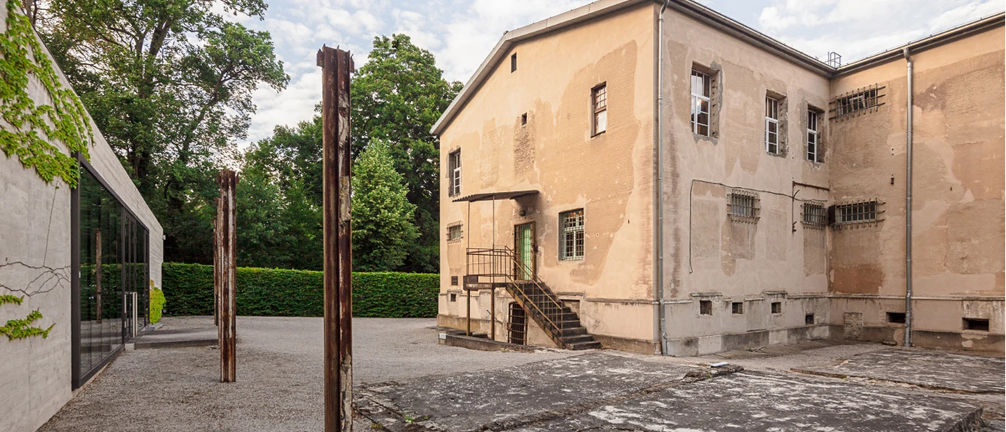 Gedenkstätte Leistikowstraße: Besucherzentrum und Innenhof des ehemaligen Gefängnisgebäudes Gedenkstätte Leistikowstraße: Besucherzentrum und Innenhof des ehemaligen Gefängnisgebäudes