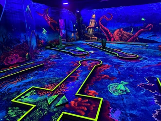 Altes Eiswerk_Glowinggolf 3 (c) Anuschka Horstmann_Erlebnis Bremerhaven.jpg Leuchtende Indoor-Minigolfanlage mit Unterwasser-Motiven und farbintensiver Schwarzlichtbeleuchtung.