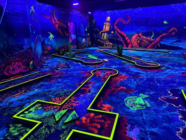Altes Eiswerk_Glowinggolf 3 (c) Anuschka Horstmann_Erlebnis Bremerhaven.jpg Leuchtende Indoor-Minigolfanlage mit Unterwasser-Motiven und farbintensiver Schwarzlichtbeleuchtung.